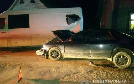 На Буковині п’яний водій Audi протаранив пішоходів та припаркований мікроавтобус: є жертви