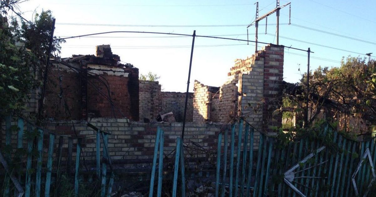 Из Пивденного продолжают бежать люди, боевики принялись равнять поселок с землей