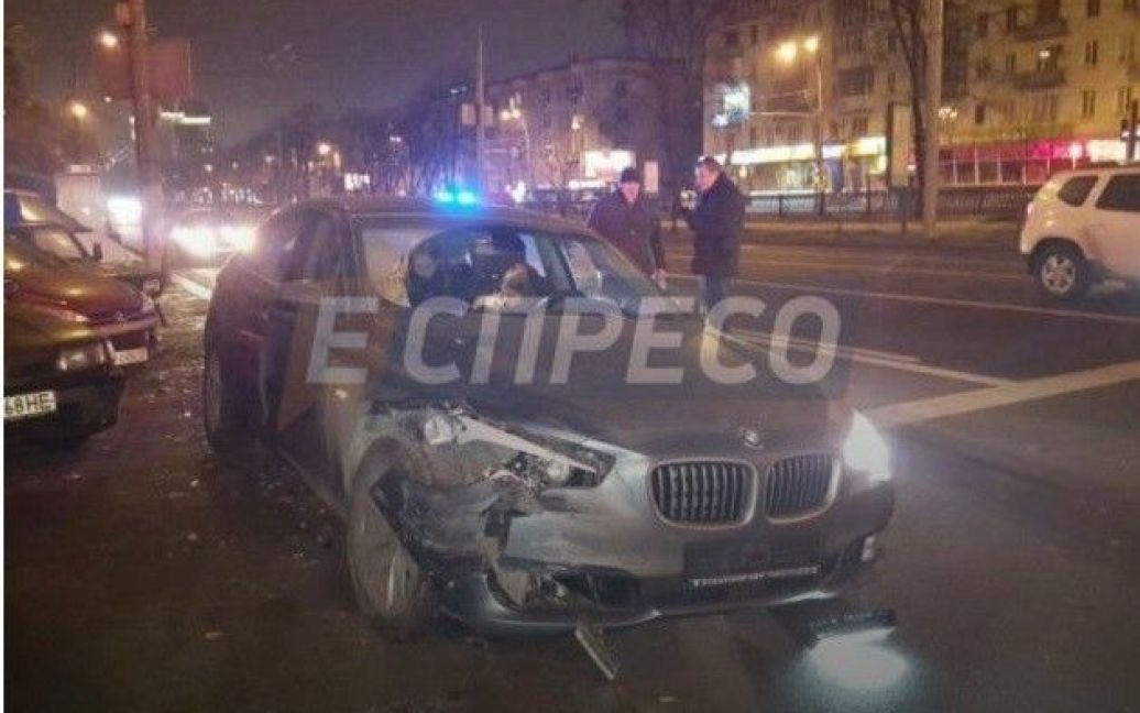 BMW врізалося в Chevrolet, а потім збило пішохода й протаранило три ще авто / © Еспресо TV
