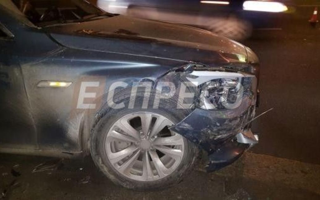BMW врезалось в Chevrolet, а затем сбил пешехода и протаранил еще три авто / © Эспрессо TV