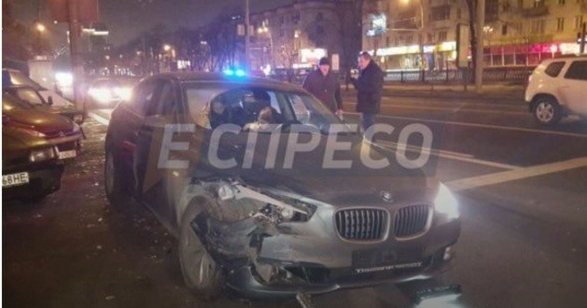 BMW врізалося в Chevrolet, а потім збило пішохода й протаранило три ще авто / © Еспресо TV