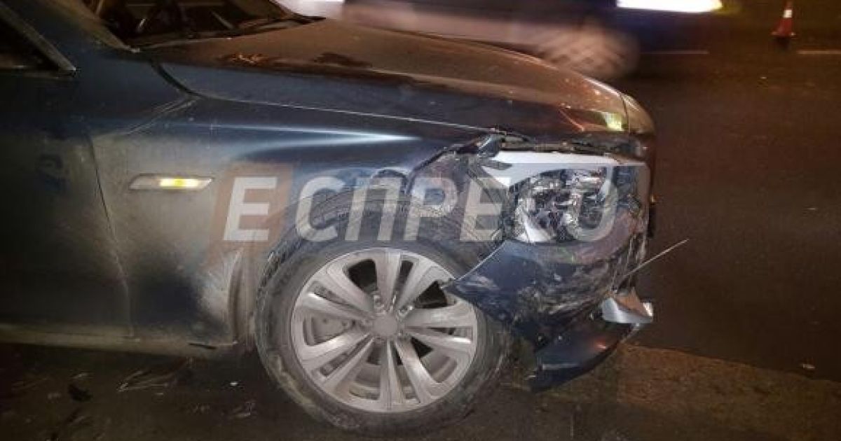 BMW врізалося в Chevrolet, а потім збило пішохода й протаранило три ще авто / © Еспресо TV