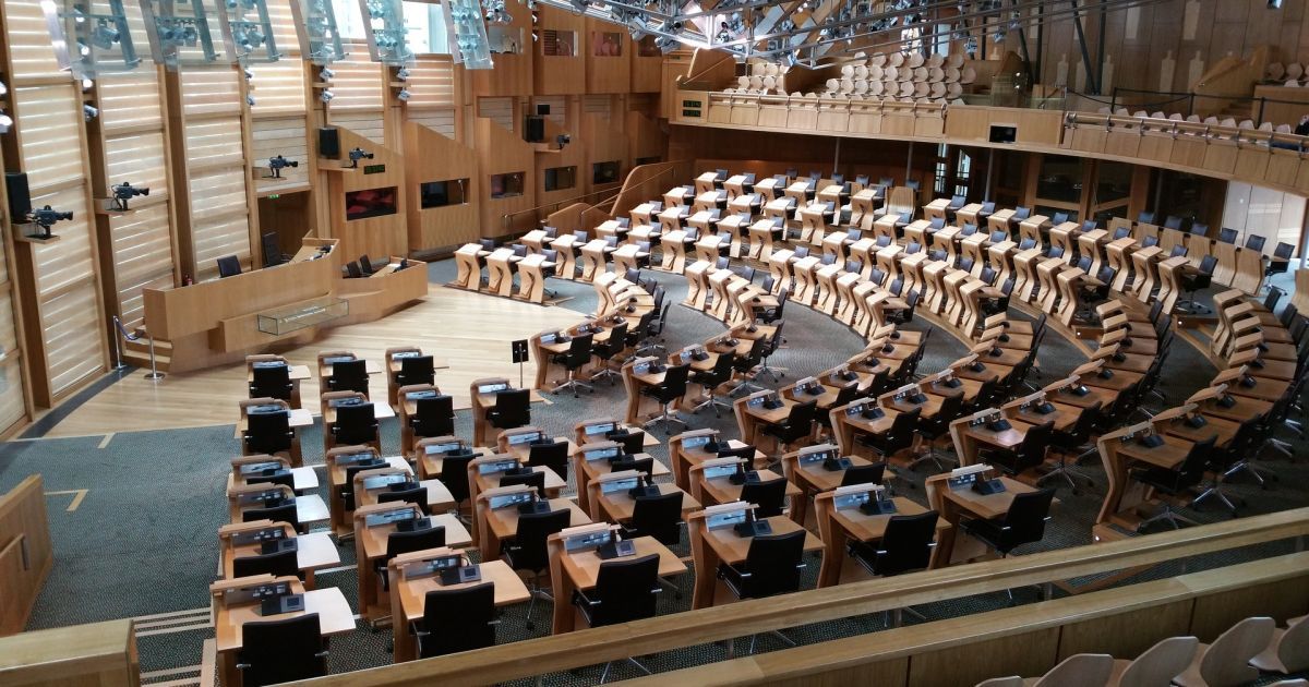 Из шотландского парламента эвакуировали людей из-за белого порошка в конвертах