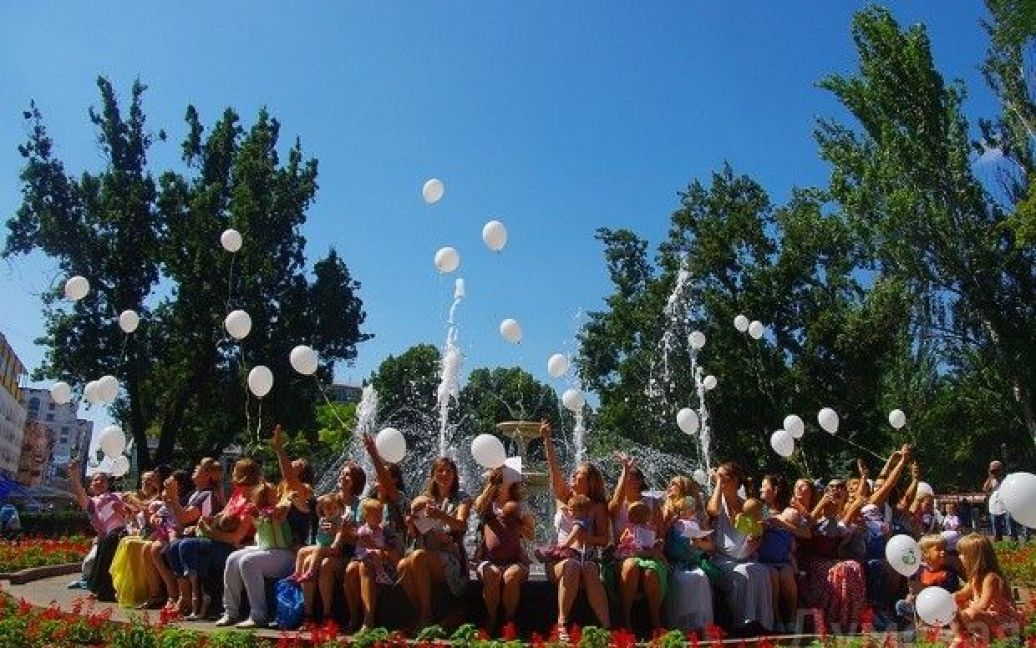 Десятки одеситок з дітьми відзначили в Міському саду початок Всесвітнього тижня вигодовування грудьми / © Думская