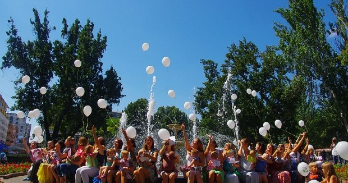 Десятки одесситок с детьми отметили в Городском саду начало Всемирной недели поддержки грудного вскармливания / © Думская