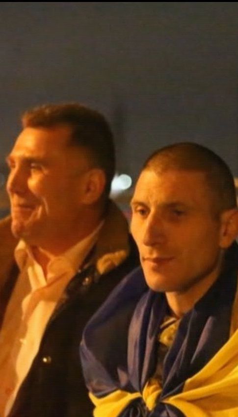 В Луцке десятки горожан встретили бойцов, вернувшихся из плена боевиков