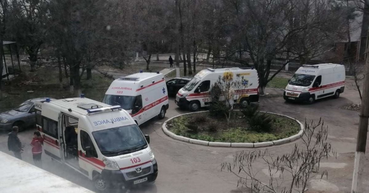 У Миколаєві під лікарнею в черзі стоять швидкі з інфікованими коронавірусом