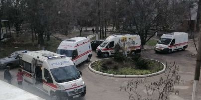 У Миколаєві під лікарнею в черзі стоять швидкі з інфікованими коронавірусом