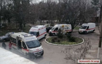 В Николаеве под больницей в очереди стоят скорые с инфицированными коронавирусом