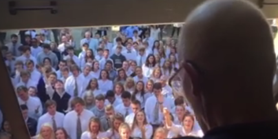 Видео, которе заставит плакать. Сотни студентов спели для больного раком преподавателя