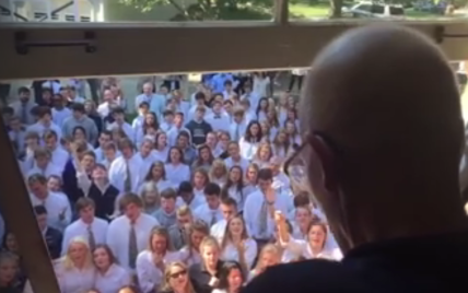 Видео, которе заставит плакать. Сотни студентов спели для больного раком преподавателя