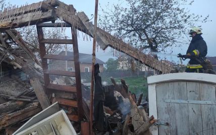 У Львівській області вибухнув та спалахнув приватний будинок: фото