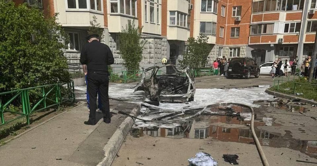 Фото с места взрыва авто российского генерал-майора Ярослава Москалика
