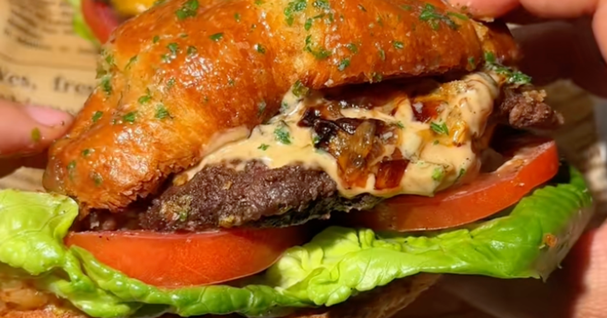 Бургери з круасанів tiktok.com_thesapor