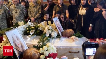 У Києві прощаються з убитими під час атаки доньками загиблого захисника