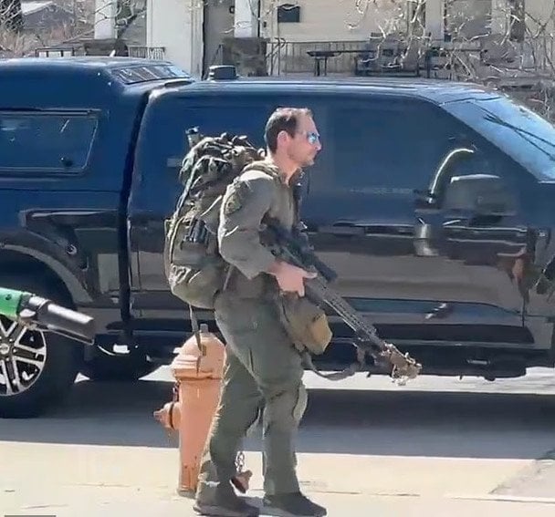 Співробітник правоохоронних органів, озброєний реагує на ситуацію зі стрільцем у Балтиморі. / © dailymail.co.uk