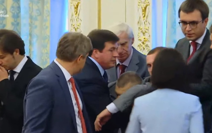 Главный пограничник Украины потерял сознание прямо во время выступления Лукашенко. Появилось видео