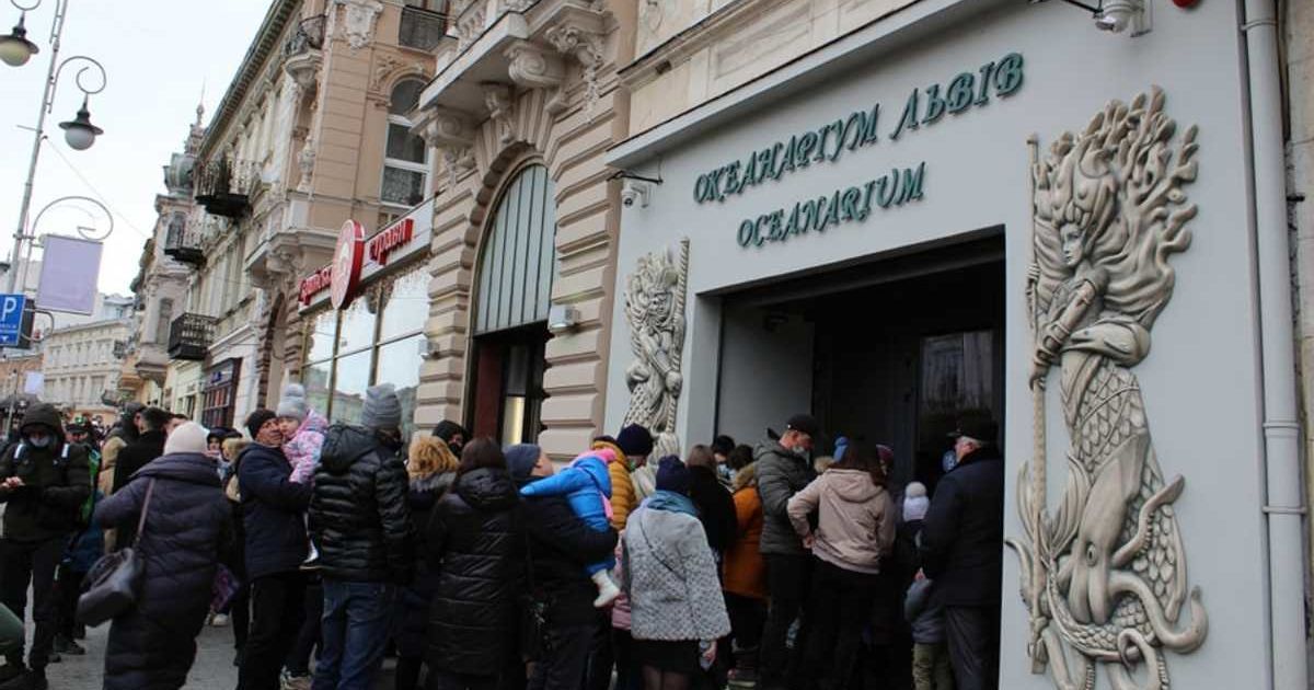 Хотели посмотреть на рыб: во Львове, где фиксируют вспышку COVID-19, люди стоят в очередях баз масок и дистанции