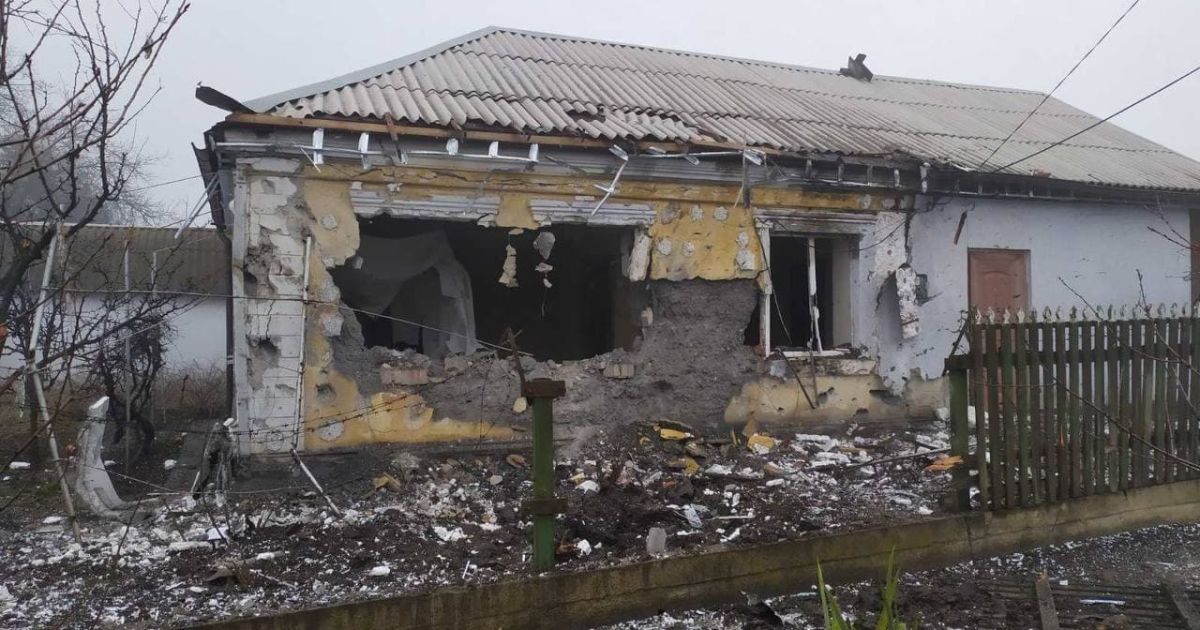 Зруйнований будинок у Маріуполі