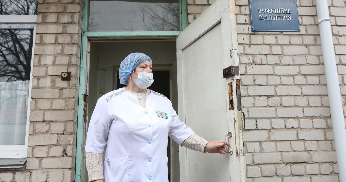 В больнице Чуднова вспышка коронавируса: болезнь подхватили 28 медицинских работников