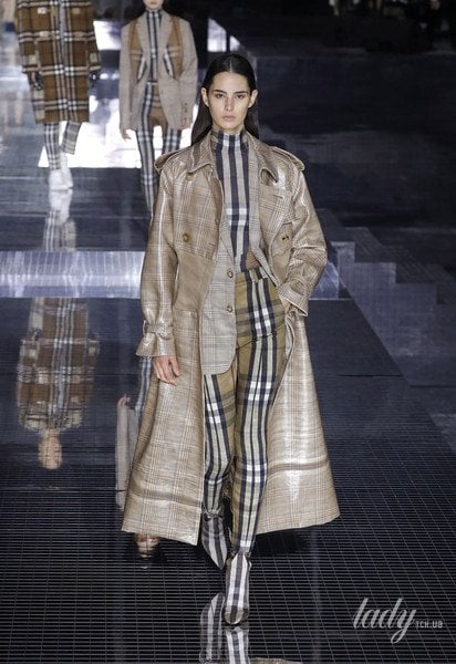 Коллекция Burberry прет-а-порте сезона осень-зима 2020-2021 / © East News