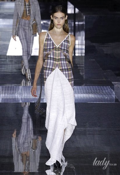 Коллекция Burberry прет-а-порте сезона осень-зима 2020-2021 / © East News