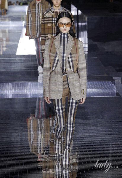 Коллекция Burberry прет-а-порте сезона осень-зима 2020-2021 / © East News