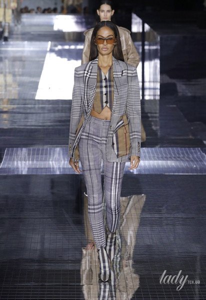 Коллекция Burberry прет-а-порте сезона осень-зима 2020-2021 / © East News