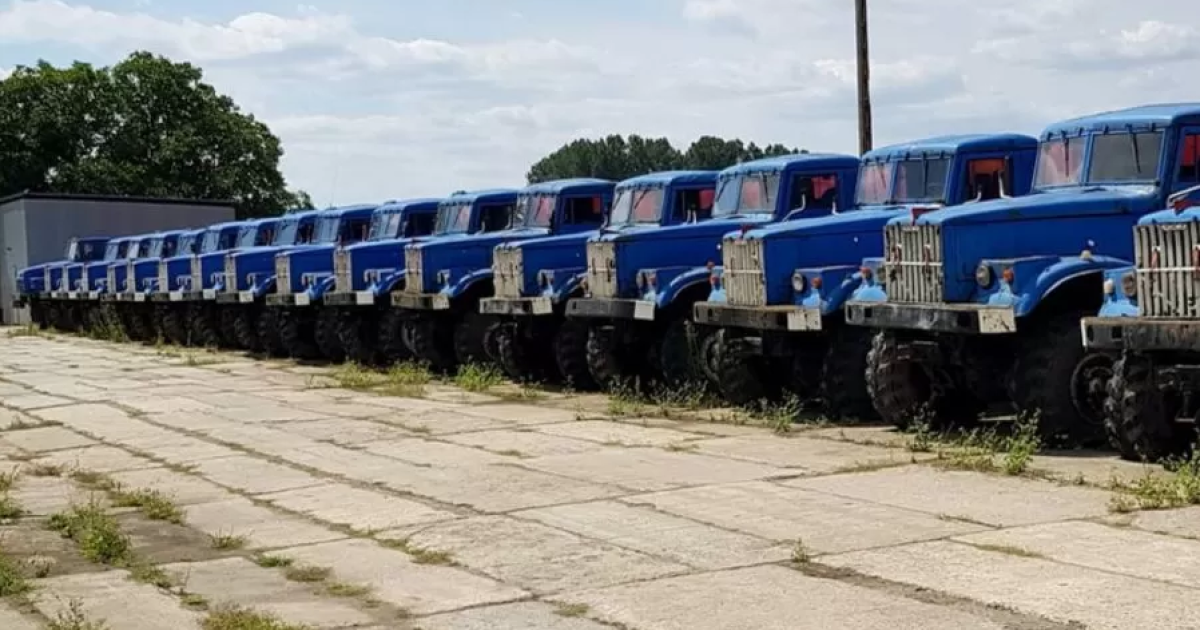 "Кладовище" вантажівок: у Польщі виявили стоянку десятків старих українських КрАЗів