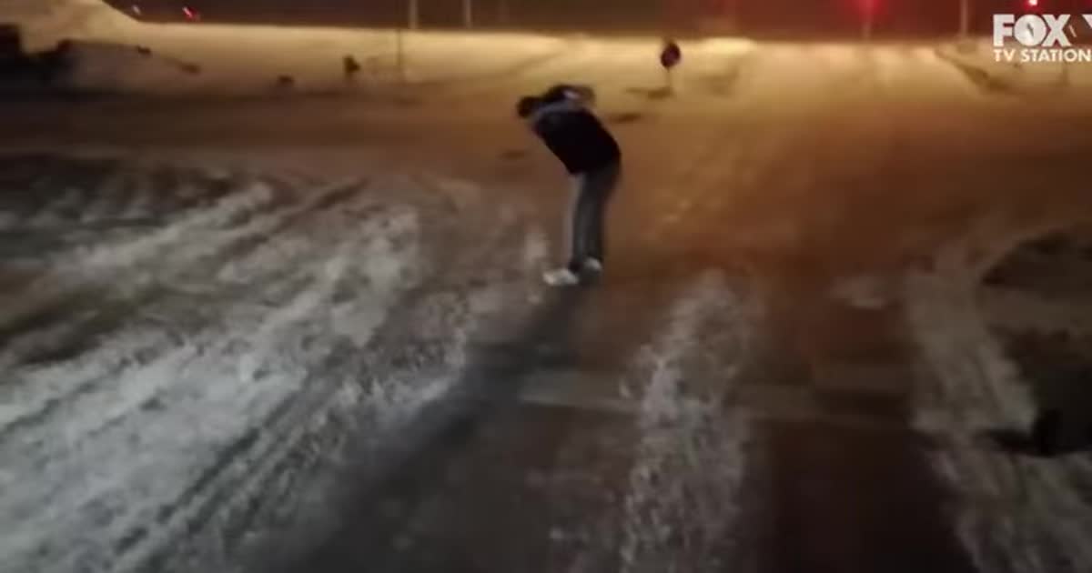 В Исландии сняли на видео мужчину, которого срывает с ног ураганом