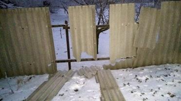 У Торецьку обстріли подірявили паркани й стіни будинків / © Національна поліція України