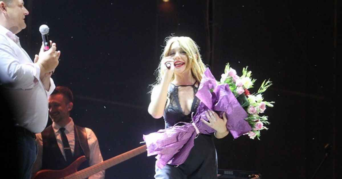 Тина Кароль в кружевном платье с откровенным декольте выступила в Днепре