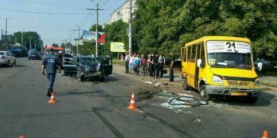 В Кропивницком легковушка на скорости протаранила маршрутку, пострадали 5 человек
