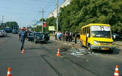 В Кропивницком легковушка на скорости протаранила маршрутку, пострадали 5 человек