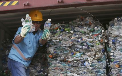 Пластик и грязные подгузники: Индонезия возвращает тонны мусора европейским странам