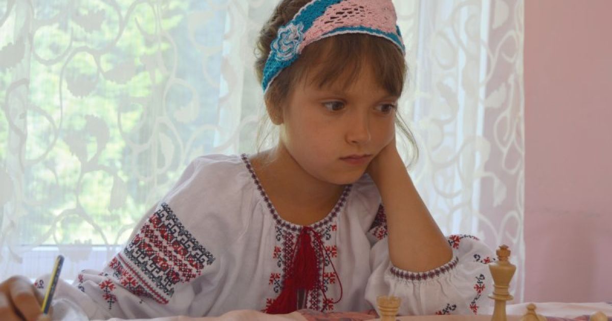Юная шахматистка-чемпионка Веремюк.