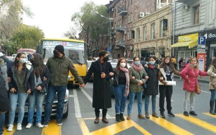 Митингующие перекрыли улицу в центре Еревана, требуя отставки Пашиняна