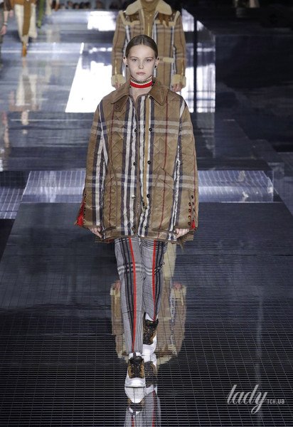 Коллекция Burberry прет-а-порте сезона осень-зима 2020-2021 / © East News