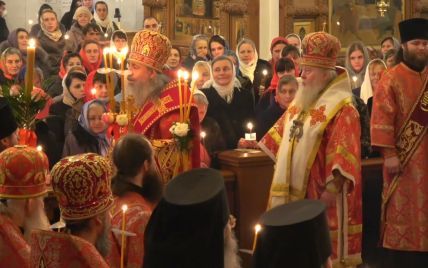 Парафіяни Святогірської Лаври прийшли на службу і цілували руки митрополиту