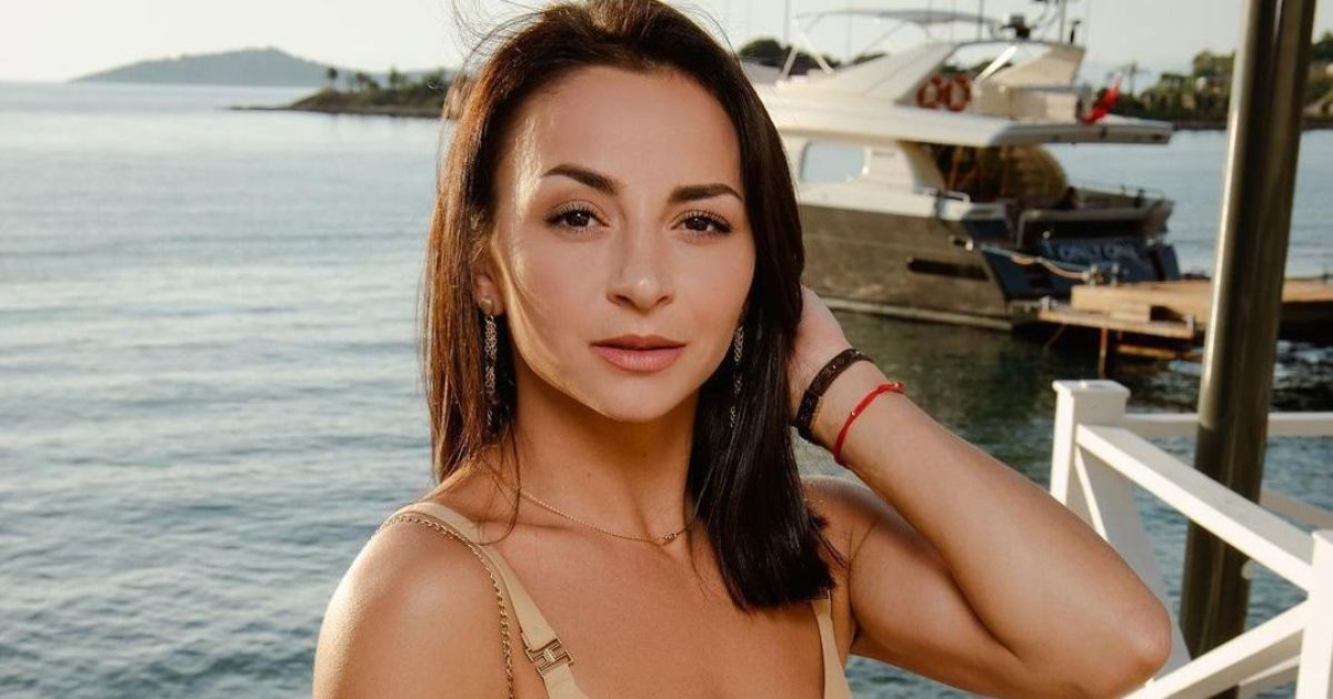 Илона Гвоздева в нижнем белье игриво позировала у окна