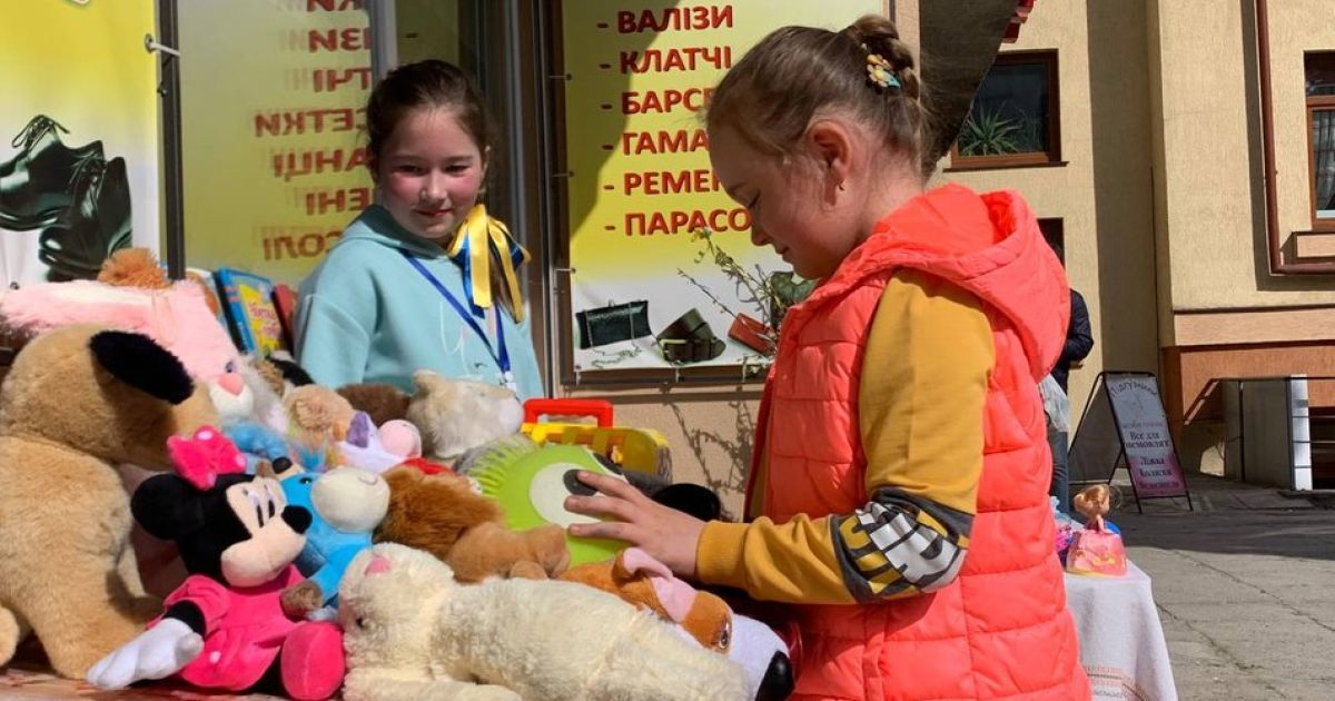 В Тернопольской области 9-летняя девочка продает собственные игрушки, чтобы собрать на тепловизор для военных
