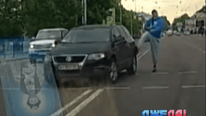 Автомобилист не пропустил пешехода, и тот избил водителя