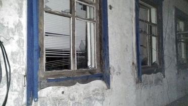 У Торецьку обстріли подірявили паркани й стіни будинків / © Національна поліція України