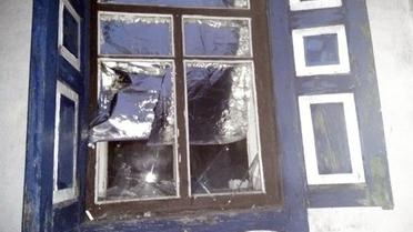 У Торецьку обстріли подірявили паркани й стіни будинків / © Національна поліція України