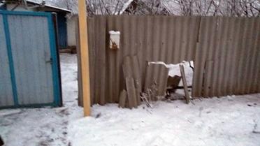 У Торецьку обстріли подірявили паркани й стіни будинків / © Національна поліція України
