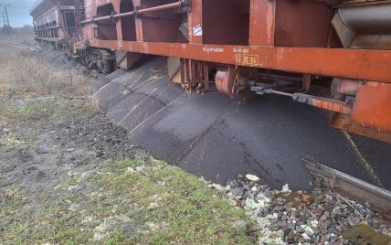 В Польше прямо на пути высыпали рапс из украинских вагонов-зерновозов
