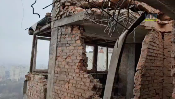 Одна из поврежденных квартир в многоэтажке Киева в результате попадания БПЛА/Скриншот