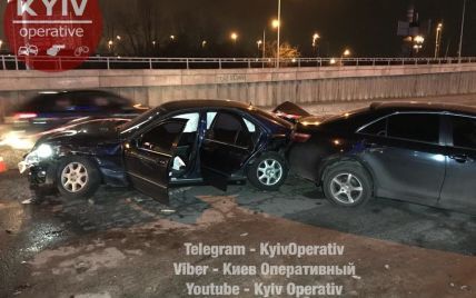 У Києві переслідування Mercedes завершилось пошкодженням шести автівок