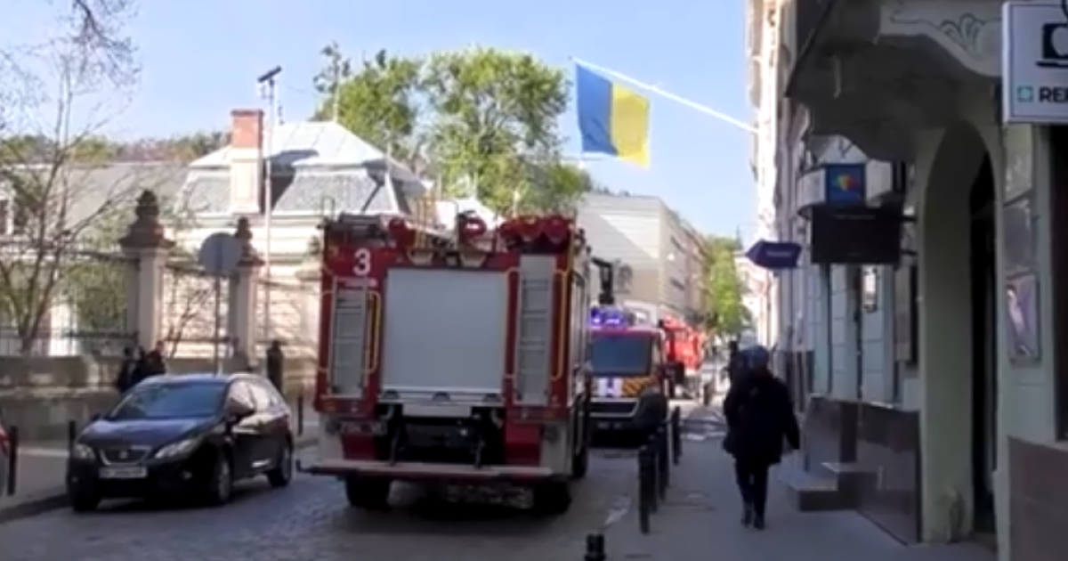 В центре Львова вспыхнул отель: спасатели эвакуировали 10 человек