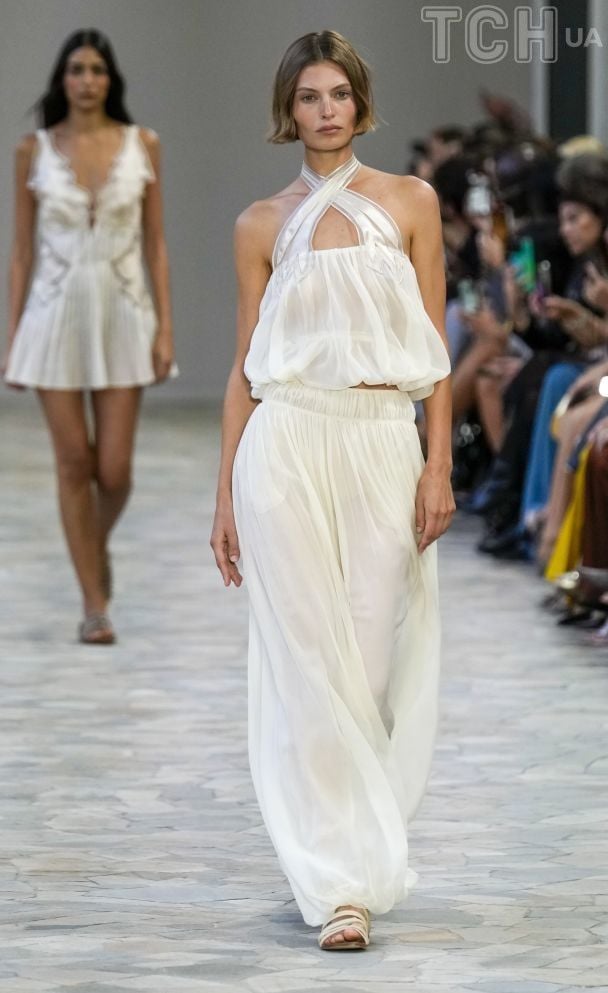 Показ коллекции весна-лето 2025 бренда Alberta Ferretti / © Associated Press